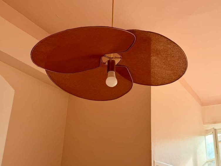 Suspension en textile terracotta aux formes organiques, projet d’architecture intérieure avec éclairage décoratif contemporain.