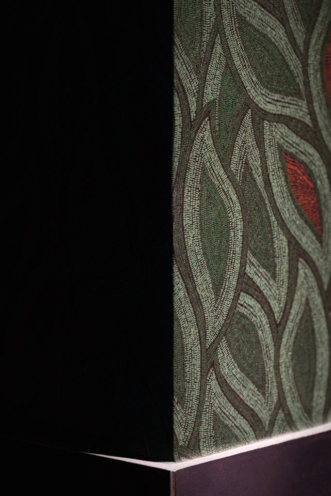 Papier peint haut de gamme irisé apportant de la lumière dans les toilettes