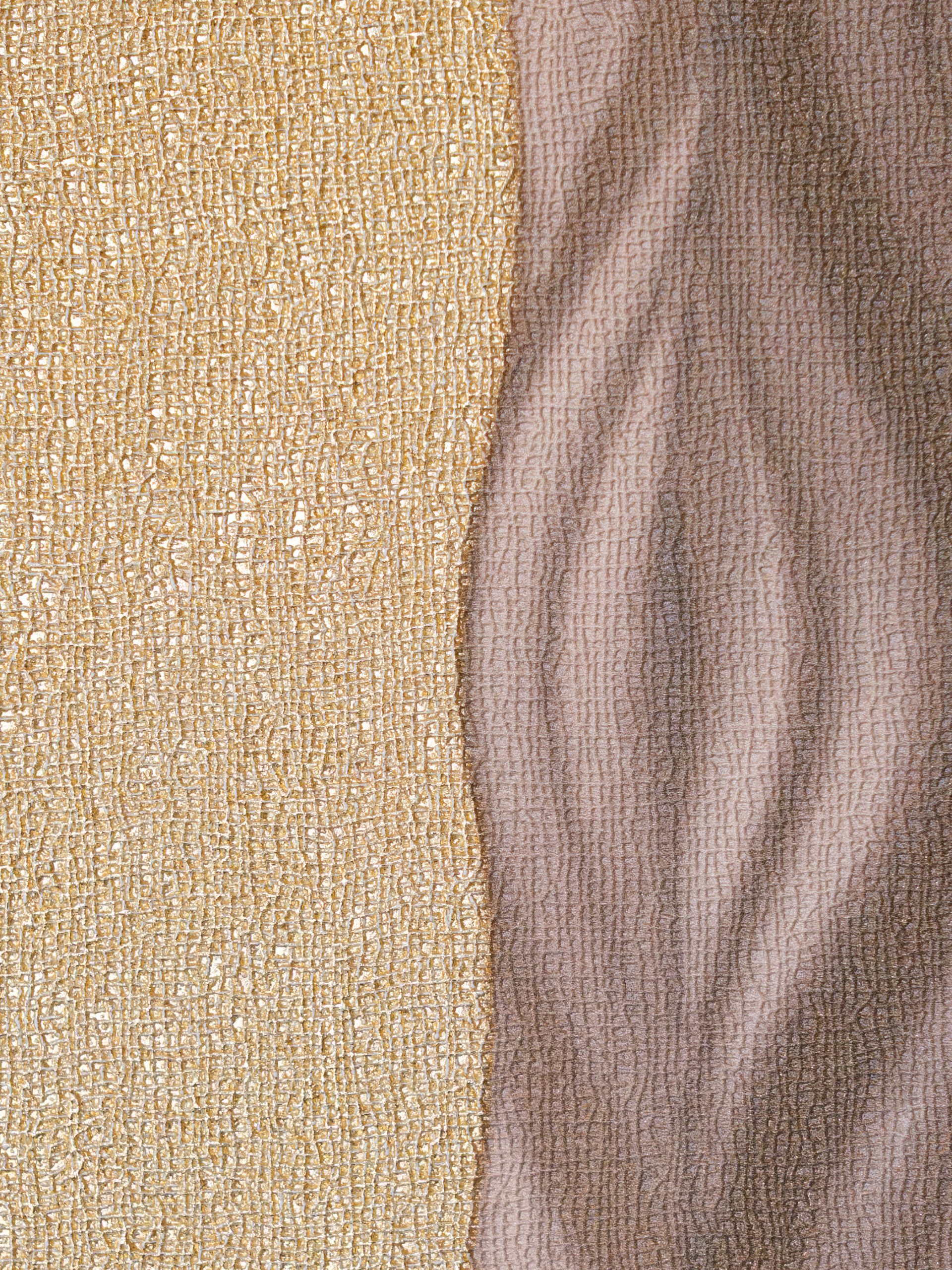 Détail de papier peint panoramique haut de gamme aux reflets dorés dans une chambre à Nice