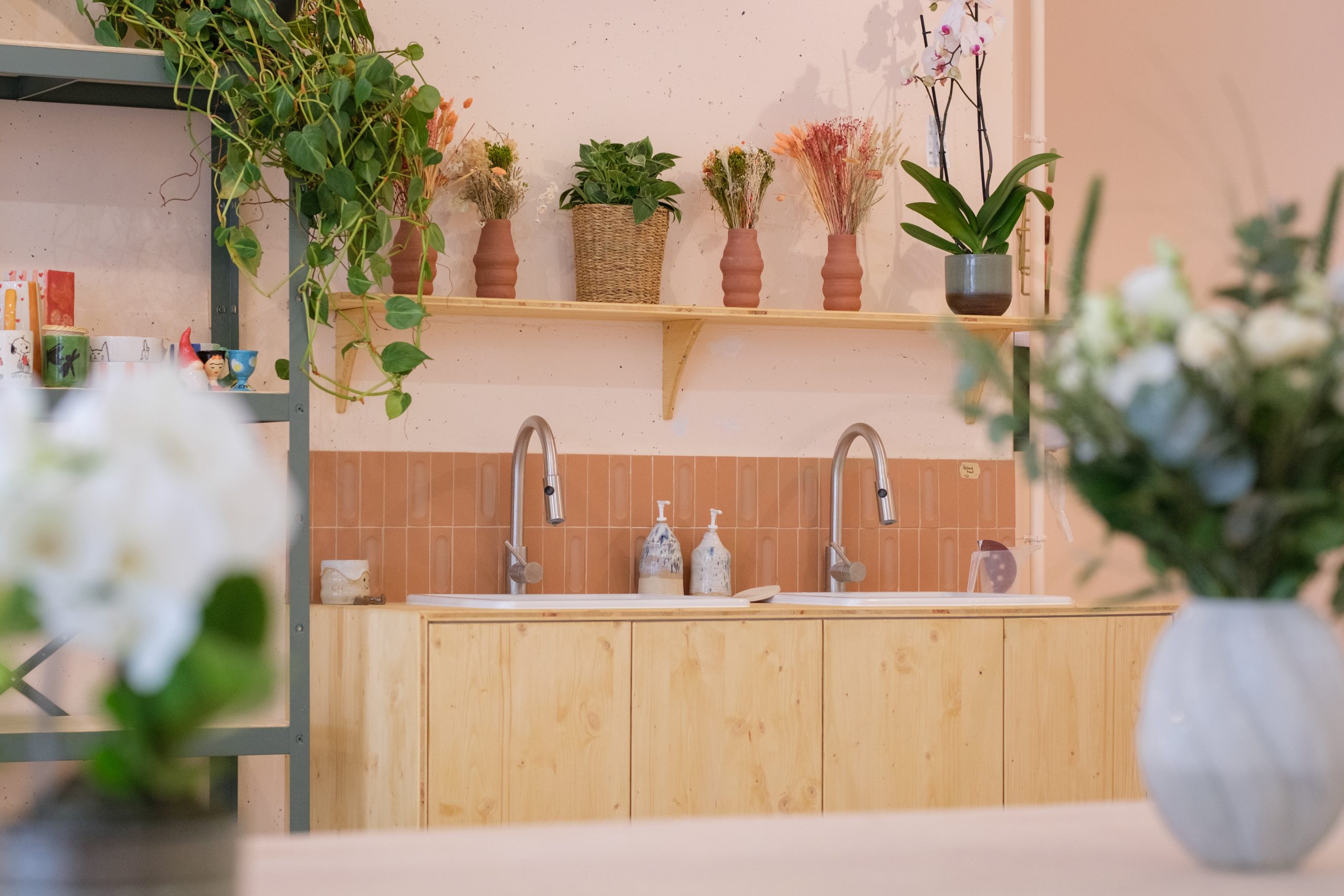 Mobilier de décantation permettant la gestion des eaux en atelier de modelage, conçu dans un projet d’architecture intérieure retail à Antibes.